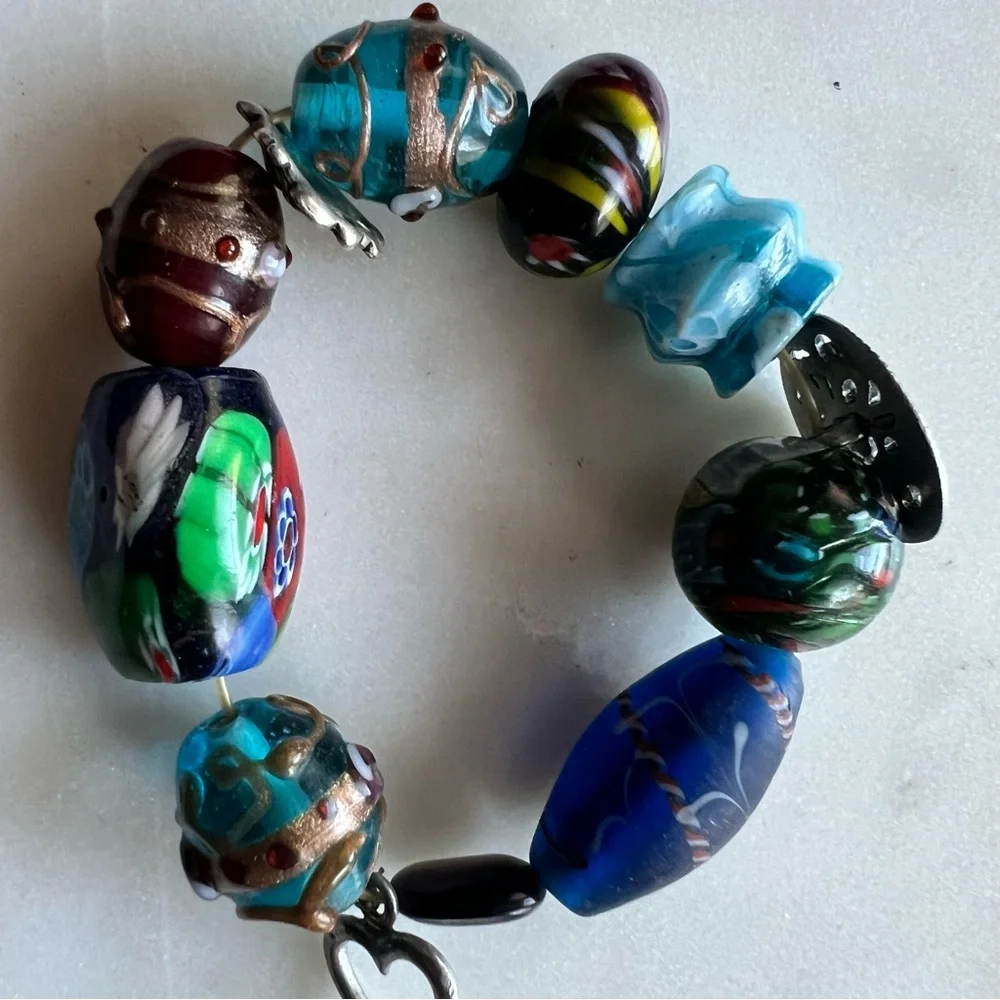 Vibrant GLASS BEAD Artisan Multicolor STRETCH BRACELET w Silvertone Metal Charms - Picture 7 of 9